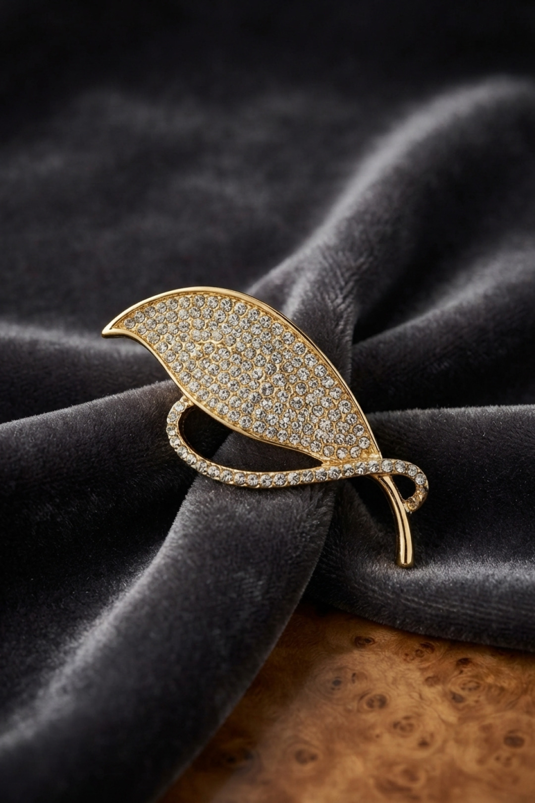 Gold Renk Zirkon Taşlı Yaprak Model Broş 5886