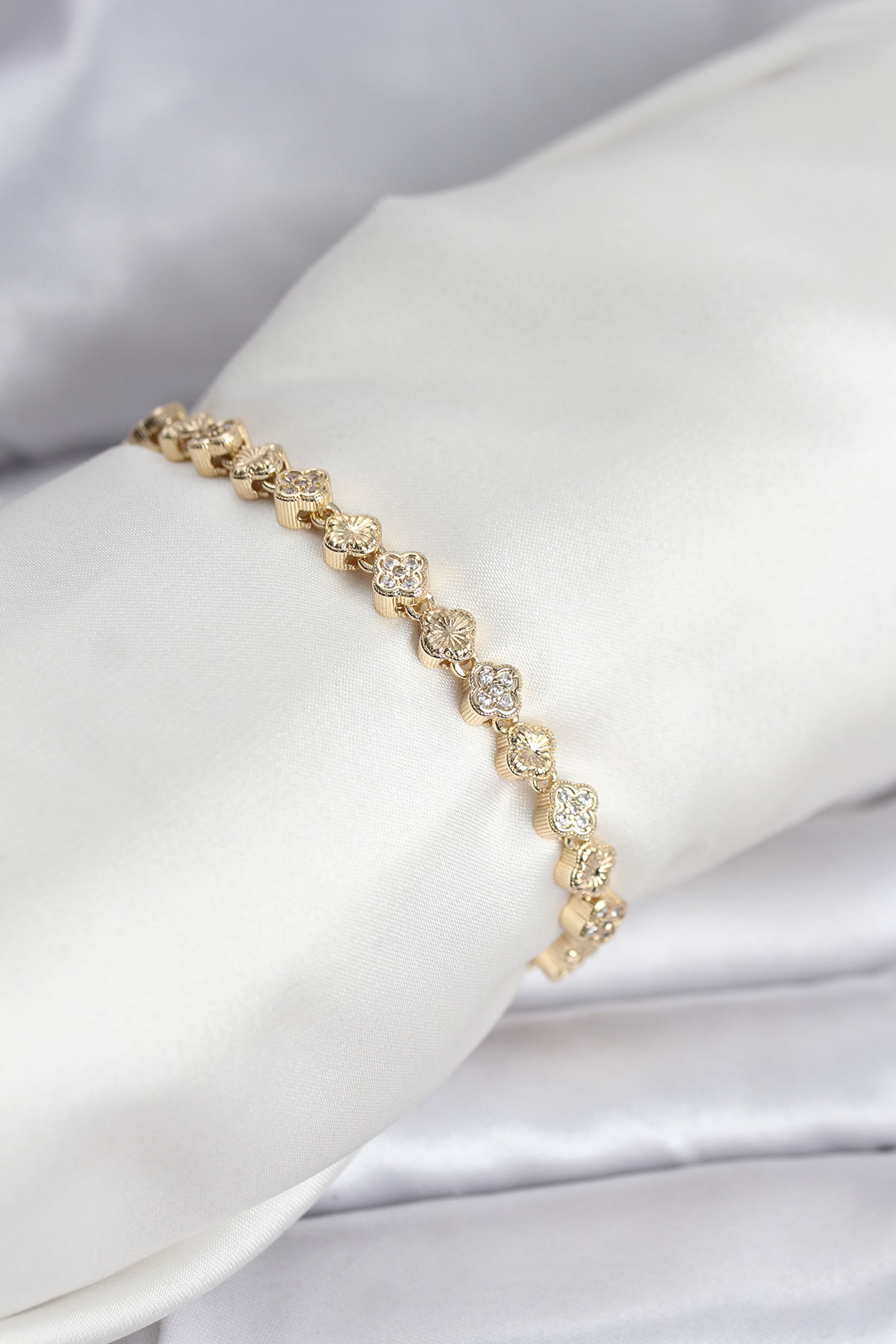 Pirinç Gold Renk VIP Seri Sıralı Yonca Model Zirkon Taşlı Kadın Bileklik 5886